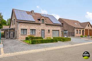 Welkom in deze goed onderhouden woning gelegen in een rustige straat in Mopertingen, Bilzen. (10 minuten van Maastricht)De woning is volledig...