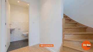 EREMBODEGEM - Deze prachtige nieuwbouwwoning is landelijk gelegen, in een deelgemeente van Aalst. De woning zal in afwerkingsfase worden aangeboden waarbij nog dient te worden voorzien door de koper: keuken, vloeren en badkamer (behalve inloopdouche). De mogelijkheid bestaat ook om op maat verder af te werken door de bouwheer.<br /><br />Naar indeling toe bevindt zich op het gelijkvloers een inkomhal met gastentoilet, een lichtrijke woonkamer, een keuken en een praktische berging. Op de eerste verdieping bevinden zich de nachthal, 3 slaapkamers en een badkamer.<br /><br />Troeven: EPB-nieuwbouw, warmtepomp (koelen en warmen), zonnepanelen, ventilatiesysteem C+, hoge isolatiewaarde, RW-put,..<br /><br />De ligging van dit pand is bijzonder aantrekkelijk met scholen, banken, en supermarkten in de directe omgeving. Daarnaast geniet deze woning van een heel goede bereikbaarheid door het openbaar vervoer, station, belangrijke invalswegen en de E40.<br /><br />Aankoop onder gesplitst stelsel:<br />Constructiewaarde: € 307.000 (21% BTW)<br />Grondwaarde: € 169.000 (12% registratie)<br />Totaal incl. btw en registratie, excl. kosten en excl. notariskosten: €560.750<br /><br />Bent u opzoek naar een nieuwbouwwoning met 3 slaapkamers op een uiterst rustige locatie? Inkijk bouwplannen en bespreking dossier op kantoor na afspraak: 053/60.65.60