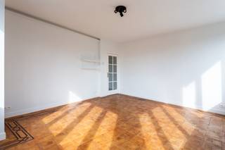 <p><span>Op de hoek van de Camille Huysmanslaan, in het hart van de trendy Tentoonstellingswijk, bevindt zich dit charmante appartement van ca 61 m². Uiterst gunstig gelegen nabij de Ring, Singel en het openbaar vervoer. Vlakbij "Antwerp Expo", de Wilrijksepleinen en op wandelafstand van Park Den Brandt.</span></p>
<p><span>De hippetegeltjes in de hal trekken meteen de aandacht bij het betreden van het appartement. De lichtrijke leefruimte gelegen op de hoek is afgewerkt met een authentieke, afgeboorde mozaïekparket. De grote ramen zorgen voor een zeer aangename lichtinval. De volledig geïnstalleerde keuken is uitgerust met een koelkast, microgolfoven, oven, gaskookvuur en vaatwasser. Ook de aansluiting voor wasmachine is hier voorzien. Aansluitend bevindt zich het terrasje.</span></p>
<p><span>De hoofdslaapkamer van ca 14 m² is aangenaam ruim. De tweede slaapkamer van ca 7 m² is ideaal voor uw home office, als kinderkamer of voor extra bergruimte. De badkamer is afgewerkt met een regendouche, lavabo en toilet.</span></p>
<p><span>Een instapklaar en sfeervol appartement op een toplocatie, ideaal voor wie comfortabel wil wonen met alle voorzieningen binnen handbereik.</span></p>