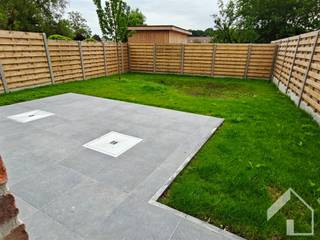 <p>Welkom bij dit modern appartement in Broechem! Dit aantrekkelijke woonproject biedt een perfect evenwicht tussen hedendaags comfort en praktische indeling.<br />Het appartement beschikt over 115 vierkante meter woonoppervlak bestaande uit:<br />- woonkamer met open keuken<br />- 2 slaapkamers<br />- bureau<br />- badkamer<br />- apart toilet<br />- berging<br />- 2 auto staanplaatsen<br />- gemeenschappelijke fietsenberging <br />- ruim terras met tuin<br />Algemene kosten: €50/m (voor elektriciteit gemeenschappelijke delen - onderhoud tuin gemeenschappelijk - ruime septische put...)<br />Bezichtiging uitsluitend op afspraak.</p>