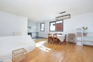 <p>Tussen Tour &amp; Taxis en de groene zones van de Noordwijk ontdekt u in Schaarbeek dit ruime appartement met 2 slaapkamers van ± 102 m², gelegen op de 4e en voorlaatste verdieping van een recent gebouw uit 2009.</p>
<p>Dankzij de overvloedige lichtinval geniet u van een aangename leefruimte met volledig uitgeruste open keuken, ideaal om gezelligheid en comfort te combineren in het dagelijkse leven. Het nachtgedeelte bestaat uit twee comfortabele slaapkamers, een badkamer, een apart toilet en een praktische wasruimte, een echte meerwaarde voor een optimale organisatie.</p>
<p>Dit appartement onderscheidt zich door zijn gegeerde voorzieningen: een binnenparking, een kelder, conforme elektriciteit, een ventilatiesysteem met dubbele stroom en een recente individuele verwarmingsketel geïnstalleerd in 2024. Troeven die zorgen voor een functioneel, goed onderhouden en instapklaar geheel. EPC: D.</p>
<p>Met zijn uitstekende ligging, mooie volumes en volledige indeling vormt dit appartement een ideale opportuniteit voor een koppel, een gezin of een investeerder op zoek naar kwaliteit in Brussel.</p>
<p>Een lichtrijk, volledig en aangenaam appartement dat u zonder uitstel moet ontdekken.</p>
<span>4e verdieping (achterzijde):</span><br />
<ul>
<li>Inkomhal</li>
<li>WC</li>
<li>Living ± 30 m² op parket</li>
<li>Volledig uitgeruste open keuken</li>
<li>Nachthal</li>
<li>Slaapkamer van ± 16 m² op parket</li>
<li>Slaapkamer van ± 13 m² op parket</li>
<li>Badkamer (ligbad, dubbele lavabo en aansluiting wasmachine)</li>
<li>Technische ruimte / wasplaats</li>
</ul>
<span>Kelderverdieping:</span><br />
<ul>
<li>Binnenparking nr. 89 INBEGREPEN</li>
<li>Kelder nr. 54</li>
</ul>