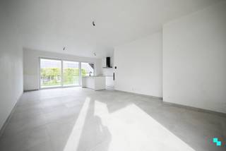 De splinternieuwe verkaveling 'Regina Vandaeleplein' aan de Maria van Bourgondiëstraat te Izegem (Bosmolens) bestaat in totaal uit 11 nieuwbouwwoningen met 3 tot 4 slaapkamers. De woningen hebben een open of halfopen karakter en beschikken over een strakke, aantrekkelijke architectuur. Er is geen klassieke betonnen of asfalt bestrating, maar een waterdoorlatende bestrating én een vlonderpad naar de naastliggende verkaveling om het traag verkeer te bemoedigen. Ideale woningen voor wie op zoek is naar een hoge woonkwaliteit in een rustige, groene omgeving. Lot 2 beschikt over een bewoonbare oppervlakte van 136,28m² en is gelegen op een noord georiënteerd perceel van 229m². Indeling: Inkomhal met gastentoilet, ruime leefruimte met open geïnstalleerde keuken (koelkast, dampkap, inductiefornuis, vaatwasmachine, oven, anderhalve spoelbak) en annex berging. De eerste verdieping bestaat uit een nachthal, apart toilet, drie slaapkamers, de geïnstalleerde badkamer (ligbad, inloopdouche, dubbele wastafel) en de (technische) berging. De tuin werd aangelegd met een terras, een carport en een tuinberging. CV op aardgas (vloerverwarming) | Regenwater 10.000l | Max E-peil E30 (50% vermindering KI eerste 5 jaar) | Drie zonnepanelen voorzien | Dubbele beglazing PVC | Ventilatiesysteem D | Mogelijkheid tot complementaire functies aan het wonen (kantoor / vrij beroep) voor max. 30%. Verkoop onder 21% BTW stelsel. Contacteer ons voor meer informatie of een bezoek ter plaatse. 051 67 67 57 www.bordes.be