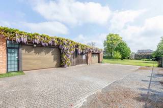 Deze eigendom is gelegen op een uitzonderlijk groot perceel van 3.262 m² in een rustige omgeving, met een unieke troef: twee ruime garages...