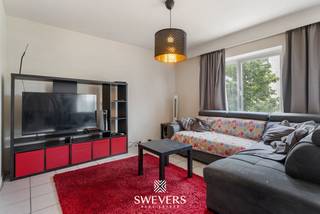 Voor meer info en foto’s, surf naar www.swevers.be – dit appartement op de eerste verdieping aan de Graaf van Loonstraat 17 bus 4 in Beringen biedt 99 m² bewoonbare oppervlakte en vormt een interessante kans voor wie graag zelf de afwerking bepaalt. Het appartement dateert van 1974 en bevindt zich in op te frissen staat, waardoor je het volledig naar eigen smaak kan moderniseren. De praktische indeling omvat een inkomhal, een lichtrijke leefruimte van 30,70 m² met plaats voor een zit- en eethoek, een afzonderlijke keuken, twee slaapkamers van 18,56 m² en 10,79 m², een badkamer en een berging met cv-installatie. Het terras van 3,5 m² biedt extra buitenruimte om rustig te genieten. Bovendien beschikt het appartement over een garage, ideaal als parkeerplaats of extra bergruimte. De centrale ligging is een extra troef. Openbaar vervoer bevindt zich op slechts 66 meter, scholen op ongeveer 500 meter en winkels, restaurants en ontspanning op circa 300 meter. Ook de op- en afritten van de snelweg bereik je vlot op ongeveer 4,5 kilometer. Dankzij de ruime indeling, twee volwaardige slaapkamers, het terras en de garage vormt dit appartement een uitstekende basis voor wie op zoek is naar een comfortabele woonst met renovatiepotentieel op een goed bereikbare locatie in Beringen. Voor meer informatie, bel 011 255 155. Bron bewoonbare oppervlakte: EPC – verslag.