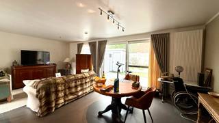 Aan de kerk van Astene bevindt zich dit rustig gelegen gelijkvloers appartement.<br /><br />Het beschikt over een inkomhal met ruime ingewerkte vestiairekast, een gezellige en lichtrijke leefruimte, en een open, volledig ingerichte keuken met ontbijtbar. Verder zijn er een koele berging, één slaapkamer met ingewerkte dressingkast, een badkamer met dubbel lavabomeubel, inloopdouche en aansluiting voor wasmachine, een apart toilet en een technische berging. <br /><br />Buiten geniet u van een privatieve tuin met ruim terras, een buitenberging en een privé-autostandplaats.<br /><br />Extra troeven: zonnepanelen en waterontharder, voor een energiezuinig en comfortabel wooncomfort.<br /><br />Huurprijs te vermeerderen met 25 EUR per maand gemeenschappelijke kosten.<br /><br />Beschikbaar: 01/02/2026.