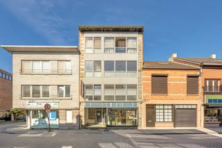 <p>Dit aangename appartement is centraal gelegen aan de Graatakker in Turnhout, op wandelafstand van winkels en dagelijkse voorzieningen. Dankzij de centrale ligging zijn ook horeca, openbaar vervoer en andere faciliteiten vlot bereikbaar.<br /><br />Het appartement van 79 m² omvat een inkomhal met berging, een lichtrijke leefruimte met aansluitende keuken, twee slaapkamers en een badkamer. De leefruimte vormt het aangename hart van de woning en geniet dankzij de grote raampartijen van een fijne lichtinval. Beide slaapkamers bieden een praktische en rustige slaap- of werkruimte. Een bijkomende troef is het westgerichte terras, waar u in alle rust van de namiddag- en avondzon kunt genieten. De 18 zonnepanelen en een thuisbatterij van 10 kWh zorgen bovendien voor een energiezuinige woning. <br /><br />Met een EPC-score van -33 beschikt het appartement over een uitstekende energieprestatie. Op basis van deze score valt het pand niet onder de renovatieverplichting.<br /><br />• 79 m² bewoonbare oppervlakte<br />• 18 Zonnepanelen + thuisbatterij<br />• EPC-score -33<br />• Centrale ligging nabij winkels en voorzieningen</p>