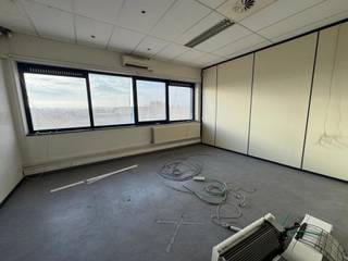 Polyvalent space for rent in Ninove with easy access to the Expressway. The 500 m² unit on first floor features a height of 3 metres, natural...