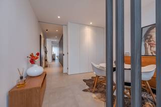 VERKOOP ONDER REGISTRATIERECHTENVandaag nemen we je mee naar deze luxueuze loft gelegen op het gelijkvloers van Residentie Graanmolens te Oppuurs. De...