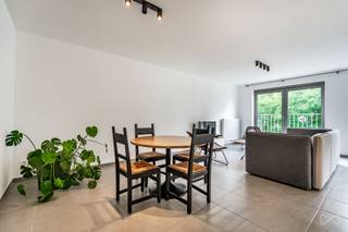 <h1>✨ TE KOOP – Recent appartement met 2 slaapkamers (2019) | Brussel-Stad – Dicht bij Tour & Taxis & centrum ✨</h1>
<p>📍 <strong>Toplocatie</strong> : op wandelafstand van <strong>Tour & Taxis</strong> en het <strong>centrum van Brussel</strong>, met <strong>openbaar vervoer, winkels en scholen</strong> in de onmiddellijke nabijheid. Ideaal voor een koppel, gezin of investeerder.</p>
<p>🏢 Gelegen in een <strong>modern gebouw (2019)</strong>, biedt dit prachtig appartement van <strong>± 90 m²</strong> veel <strong>lichtinval, comfort en hoogwaardige afwerking</strong>.</p>
<h3>✅ Indeling :</h3>
<ul>
<li>
<p>Ruime inkomhal</p>
</li>
<li>
<p>Lichte woonkamer van ± 40 m²</p>
</li>
<li>
<p>Open ingerichte keuken met toegang tot berging/technische ruimte</p>
</li>
<li>
<p>2 mooie slaapkamers waarvan één met eigen douchekamer</p>
</li>
<li>
<p>Moderne inloopdouche</p>
</li>
<li>
<p>Apart toilet met handenwasser</p>
</li>
</ul>
<h3>🔹 Voorzieningen & troeven :</h3>
<p>✔️ Grote private kelder & fietsenlokaal<br />✔️ Individuele gasketel<br />✔️ Ventilatiesysteem met dubbele stroom<br />✔️ EPC : <strong>B – uitstekende energieprestatie</strong><br />✔️ Recent gebouw (2019), zeer goed onderhouden</p>
<p>💖 <strong>Een echte aanrader</strong>: modern, ruim en strategisch gelegen in Brussel!</p>
<p>📞 Info & bezoeken :<br />We Invest Brussel-Europa<br />Frédéric Top – 02 478 67 49 | 0472 34 44 08<br />📩 frederic.top@weinvest.be</p>
<p>🔎 Ontdek meer panden te koop op www.weinvest.be</p>