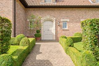 Te koop: exclusieve villa van 550 m² op rustige ligging en genietend van een prachtig open zicht in LennikIn een rustige en residentiële omgeving in Lennik bevindt zich deze prachtige villa met een indrukwekkende bewoonbare oppervlakte van maar liefst 549 m².Wat maakt dit pand uniek?Indeling: grote ruime inkomhal, lichtrijke gezellige grote leefruimte (parket, prachtige sierschouw en open zicht op de tuin), vernieuwde, volledig uitgeruste keuken met extra ontbijthoek, praktische berging/wasplaats, bureau van 30m2/praktijk, 2 garages. De verdieping biedt vier zeer grote slaapkamers. De masterbedroom (ca. 45 m²) beschikt over een dressing en een eigen badkamer. Een tweede slaapkamer is reeds voorzien van aansluitingen voor een extra douchekamer, de derde en vierde slaapkamer delen een badkamer.De woning beschikt daarnaast over een zolder met vaste trap en een kelder van ca. 60 m², wat zorgt voor extra opslagruimte.Buiten geniet je van een volledig aangelegde, zuidgerichte tuin met terras genietend van een prachtig open zicht. Er zijn bovendien drie extra staanplaatsen voorzien.Voor wie is dit ideaal?Ideaal voor gezinnen of ruimtezoekers die op zoek zijn naar een exclusieve villa met veel woonvolume, in een rustige en gegeerde omgeving.Te koop via Immo Beguin, jouw vastgoedexpert sinds 2009, met kantoren in Ronse, Waregem, Kortrijk, Deinze, Doornik en Lessines.Bezoek of meer info via sophie@immobeguin.be