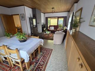 Open bungalow met tuin, garage, veranda en zonnepanelen in rustige buurt

Op zoek naar een bungalow met karakter waar u zich helemaal thuis kunt voelen? Dan mag u dit pareltje niet missen!

Deze charmante bungalow is open bebouwd en gelegen in een rustige, residentiële buurt met vlotte verbinding naar scholen, winkels en openbaar vervoer. Ook de E34 bevindt zich vlakbij, met vlotte connectie richting Antwerpen, Gent en Terneuzen.

Indeling:
De inkomhal leidt naar een lichtrijke woonkamer, in open verbinding met een gezellige, centrale leefruimte met ingerichte keuken en eetruimte. Verder beschikt de woning over 3 ruime slaapkamers, een badkamer met ligbad en een apart toilet. Alles bevindt zich gelijkvloers, wat het wooncomfort extra verhoogt. Ook is er een garage voor een wagen, voorzien van de nodige aansluitingen voor wasmachine en droogkast, en een bijkomende parkeerplaats op de oprit.

Buiten genieten:
Vanuit de keuken heeft u toegang tot een afsluitbare veranda, aansluitend op het terras, die een heerlijke extra leefruimte vormt, ongeacht het weer. De zuidoostgerichte tuin omringt de woning volledig en biedt een tuinhuis met extra bergruimte, ideaal om buiten te ontspannen of te klussen.

Troeven:
✅ Alles gelijkvloers – geen trappen
✅ Afsluitbare veranda aan de woning
✅ Zonnepanelen aanwezig
✅ Recente gasketel voor de centrale verwarming
✅ Houten ramen met dubbele beglazing in de leefruimte
✅ Inbouwrolluiken
✅ Rustige ligging, toch vlot bereikbaar

De woning heeft energielabel D (en dus vrij van renovatieplicht), instapklaar en goed onderhouden. Wie dat wenst kan de afwerking op termijn verder naar eigen smaak moderniseren.