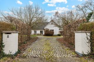 <p><span>In het charmante en rustige Gijzegem bevindt zich deze karaktervolle open bebouwing uit 1971, gelegen op een mooi perceel van 1.094 m². Bovendien bestaat de mogelijkheid om achteraan extra gronden of een bouwgrond naast de woning aan te kopen, wat dit pand bijzonder interessant maakt voor wie op zoek is naar ruimte en toekomstmogelijkheden.</span></p><p><span>Met een bewoonbare oppervlakte van 234 m² biedt de woning royale volumes en veel potentieel. De ruime woonkamer met gezellige zitput en open haard zorgt voor een warme, authentieke sfeer. Aansluitend bevindt zich de eetplaats met mooi zicht op de tuin. De keuken met ruime eetplaats en veranda vormt een aangename plek om samen te komen met familie en vrienden.</span></p><p><span>Via de inkomhal met gastentoilet bereikt u ook een aparte bureauruimte, ideaal voor thuiswerk of hobby. Op het gelijkvloers vindt u daarnaast nog een slaapkamer en een badkamer, wat de woning eveneens geschikt maakt voor gelijkvloers wonen.</span></p><p><span>Op de verdieping bevinden zich twee volwaardige slaapkamers, een tweede badkamer en een praktische zolderruimte. De grote garage met werkplaats biedt tal van mogelijkheden voor zelfstandigen of hobbyisten.</span></p><p><span>De zongerichte tuin met een mooie variatie aan planten en bomen zorgt voor rust, privacy en een groene omgeving.</span></p><p><span>Een woning met karakter, ruimte en veel potentieel op een toplocatie.</span></p><p><span> </span></p><p><span>Voor meer informatie en/of een bezoek, contacteert u Didier van Immo Zone op het nummer 0476/ 73. 17. 99.</span></p><p><span> </span></p><p><span> </span></p><p><span> </span></p><p><span> </span></p>