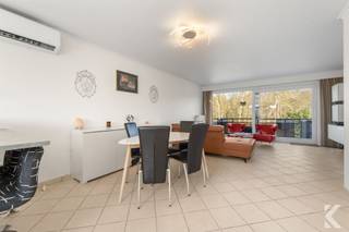 <p><span><strong>Stylish and spacious apartment (154 m²) with 2 terraces in Ostend</strong></span></p><p><span>Discover this bright and energy efficient apartment (EPC A) in the coveted Gouwelozestraat - a perfect combination of space, comfort and prime location.</span></p><p><span><strong>Advantages:</strong></span></p><ul><li><p><span>154 m² living space</span></p></li><li><p>elevator </p></li><li><p>only apartment on this floor</p></li><li><p><span>2 spacious terraces (south and north facing)</span></p></li><li><p><span>Large open living space with lots of light</span></p></li><li><p><span>Open kitchen with integrated office corner</span></p></li><li><p><span>3 bedrooms</span></p></li><li><p><span>Full-fledged attic space (free to convert as desired)</span></p></li><li><p><span>Well-kept bathroom</span></p></li><li><p><span>Practical storage + bicycle storage</span></p></li><li><p><span>Energy efficient (EPC A)</span></p></li></ul><p><span><strong>Top location:</strong></span></p><ul><li><p><span>Directly opposite the Maria Hendrikapark ("'t Bosje")</span></p></li><li><p><span>Everything within walking distance: stores, schools, public transport</span></p></li><li><p><span>Fast connection to center and beach</span></p></li><li><p><span>Easy accessibility</span></p></li></ul><p> </p>