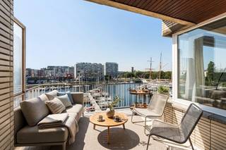 <p>Gelegen aan de Vindictievelaan in het bruisende Oostende, biedt dit ruime appartement de ideale combinatie van comfort en functionaliteit.<br /><br />Het appartement bestaat uit een ruime woonkamer, een gezellige eetkamer, een magisch terras met een adembenemend zicht op de jachthaven van Oostende, en een goed uitgeruste keuken, er is volop ruimte voor zowel ontspanning als ontmoetingen.<br /><br />Dit appartement, gebouwd in 1964, straalt een tijdloze charme uit en biedt de nieuwe eigenaar de kans om het helemaal naar zijn of haar smaak in te richten.<br /> </p>
<p>Met zijn centrale ligging in Oostende zijn de mogelijkheden eindeloos. De omgeving biedt een divers aanbod aan faciliteiten, van winkels en horeca tot recreatieve mogelijkheden aan de kust.<br /><br />Dit appartement is niet alleen een inspirerende plek om te wonen, maar ook een uitstekende investering in een levendige stad met een rijke geschiedenis.<br /><br />Mis deze kans niet om eigenaar te worden van een waardevol stuk vastgoed in een van de meest gewilde gebieden van België.</p>