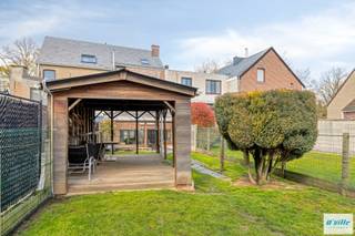 ERPS-KWERPS Deze charmante woning met retro-elementen verwelkomt u via de inkomhal en zo naar de lichtrijke woon- en eetkamer, aansluitend op een open, volledig ingerichte keuken voorzien van een kookplaat, oven en afwasmachine, opbergkast voor wasmachine en droogkast.  Op het gelijkvloers bevindt zich tevens een gastentoilet met handwasbakje. Op de eerste verdieping; een ruime slaapkamer, een bureau en een recente badkamer uitgerust met een douche, ligbad, meubel met dubbele lavabo en toilet. De tweede verdieping beschikt over twee bijkomende slaapkamers waarvan één met ingebouwde kast, en een extra toilet. Verder is een zolder als er opbergruimte aanwezig. Buiten geniet u van een terras, aangename tuin met pergola, ideaal om te ontspannen in alle rust. Achteraan de tuin bevinden zich nog een ruime berging of hobby-ruimte, een aparte garage en nog eens 2 extra parkeerplaatsen. De garage is bereikbaar via een andere straat. Recent werden er 12 zonnepanelen geplaatst. De woning is uitstekend gelegen, op slechts 350 meter van het station van Kortenberg en in de nabijheid van het commerciële centrum en scholen. 