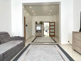 RUIME, perfect onderhouden instapklare woning met 4 SLPK! Indeling: Inkom, ruime living, open keuken met aparte eethoek, badkamer en apart toilet...