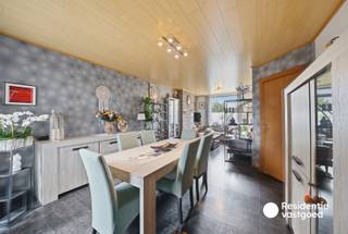 Op een gunstige ligging nabij het centrum van Oudenburg bevindt zich deze ruime rijwoning op een perceel van 321 m². Dankzij de praktische indeling, de verschillende slaapkamers en de ruime tuin biedt deze woning tal van mogelijkheden voor wie op zoek is naar een gezinswoning met potentieel.<br /><br />Via de inkomhal bereikt u de lichtrijke leefruimte met zicht op de tuin. Aansluitend bevindt zich de ingerichte keuken. Verder beschikt het gelijkvloers over een praktische kelder, een afzonderlijk toilet en een wasruimte.<br /><br />Op de eerste verdieping bevinden zich twee ruime slaapkamers en een badkamer met inloopdouche, dubbele lavabo en toilet. De tweede verdieping biedt nog twee bijkomende kamers die perfect kunnen dienen als extra slaapkamer, bureau of hobbyruimte.<br /><br />Buiten geniet u van een aangename tuin met ruim terras, gazon en een praktisch tuinhuis voorzien van elektriciteit.<br /><br />Een woning met heel wat mogelijkheden, een ruime tuin en een centrale ligging nabij winkels, scholen en andere voorzieningen!