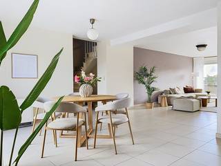 Op de gezellige Burg, hartje Torhout, vinden we dit lichtrijk en royaal appartement! <br />Dit prachtige duplex-appartement heeft een bewoonbare oppervlakte van maar liefst 177m² en bevindt zich op wandelafstand van alle accommodatie die Torhout u kan bieden. <br />Het appartement geniet van mooie en luchtige woonvolumes op de 3e en 4e verdieping van de stijlvolle Residentie "Burg", de terrassen aan voor- en achterzijde bieden u het jaar rond een aangename buitenruimte. <br />Indeling: via de inkomhal met gastentoilet en met ruimte voor vestiaire komen we in de grote leefruimte met toegang tot het zonnige terras, hier geniet je met privacy van open zicht over de Burg, ook op de achterzijde biedt het 2e terras een leuk schaduwplekje voor warme dagen. De open keuken is gerieflijk en kwalitatief ingericht, de aanpalende keukenberging/wasplaats biedt u praktisch gemak. Op de bovenverdieping situeert zich de nachthal die toegang geeft tot de 3 ruime slaapkamers en de badkamer met douche, ligbad en 2e toilet, in de hall vinden we ook nog een tweede bergruimte. <br />Het appartement wordt aangeboden met een garage die optioneel kan aangekocht worden (verkoopprijs 25.000 euro).<br />Wie centraal wil wonen, houdt van luchtige woonvolumes en stijlvolle afwerking? Aarzel niet en bezoek met ons dit mooie duplex-appartement!