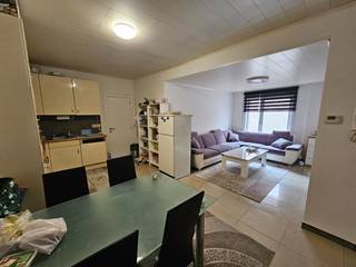 <strong>Appartement op het gelijkvloers nabij het centrum van Maasmechelen. </strong><br />Het appartement bestaat uit een leefruimte met open keuken, badkamer met douche, lavabo en toilet, 2 slaapkamers en overdekt terras.<br />Verwarming op aardgas.<br /><br />Er zijn geen gemeenschappelijke kosten.<br /><br />Parkeerplaats achter het gebouw.<br /><br />Beschikbaar vanaf 1 augustus 2026.<br /><br />Bij interesse kan u best uw telefoonnummer nalaten zodat wij u kunnen contacteren.<br />Alle kandidaat-huurders worden opgebeld in volgorde zoals de aanvragen binnenkomen.<br />Bedankt voor uw geduld.