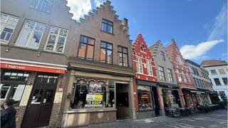 <strong>BRUGGE GOUDEN DRIEHOEK</strong> - <strong>OPBRENGSTEIGENDOM</strong> ( <strong>HORECAPAND </strong>met <strong>TERRAS </strong>en <strong>Woongelegenheid ) </strong>te koop op een uitstekende commerciele en <strong>TOERISTISCHE TOPLIGGING</strong> in het historische <strong>centrum van Brugge</strong>, op wandelafstand van de grote Markt. en de twee belangrijkste winkelstraten van Brugge, de Steenstraat en de Geldmuntstraat. Voorheen uitgebaat als restaurant<br />+ Uitstekende mobiscore 9,4 op 10!<br /><br />Omvat een gelagzaal met een capaciteit van 30 personen, open bar, volledig vernieuwde en ingerichte keuken met afwasgedeelte, kelderverdieping met toiletten en opslagruimte en een terras met plaats voor 14 personen. <br />De woonst, met afzonderlijke toegang, omvat een overloop, afzonderlijk toilet, woonkamer, keuken, een slaapkamer en een badkamer. op de zolderdieping vinden we nog 2 slaapkamers, een badkamer en een zolderruimte. <br />Dit pand is mogelijks onderhevig aan de renovatieplicht van niet-residentieel vastgoed, opgelegd door de Vlaamse overheid. <br />Gvg,Wche,Gmo,Gvkr,Gvv<br />P-score=A G-score=A <br /><br />Bruikbare vloeroppervlakte : 184 m²<br />Totale oppervlakte : 102 m²