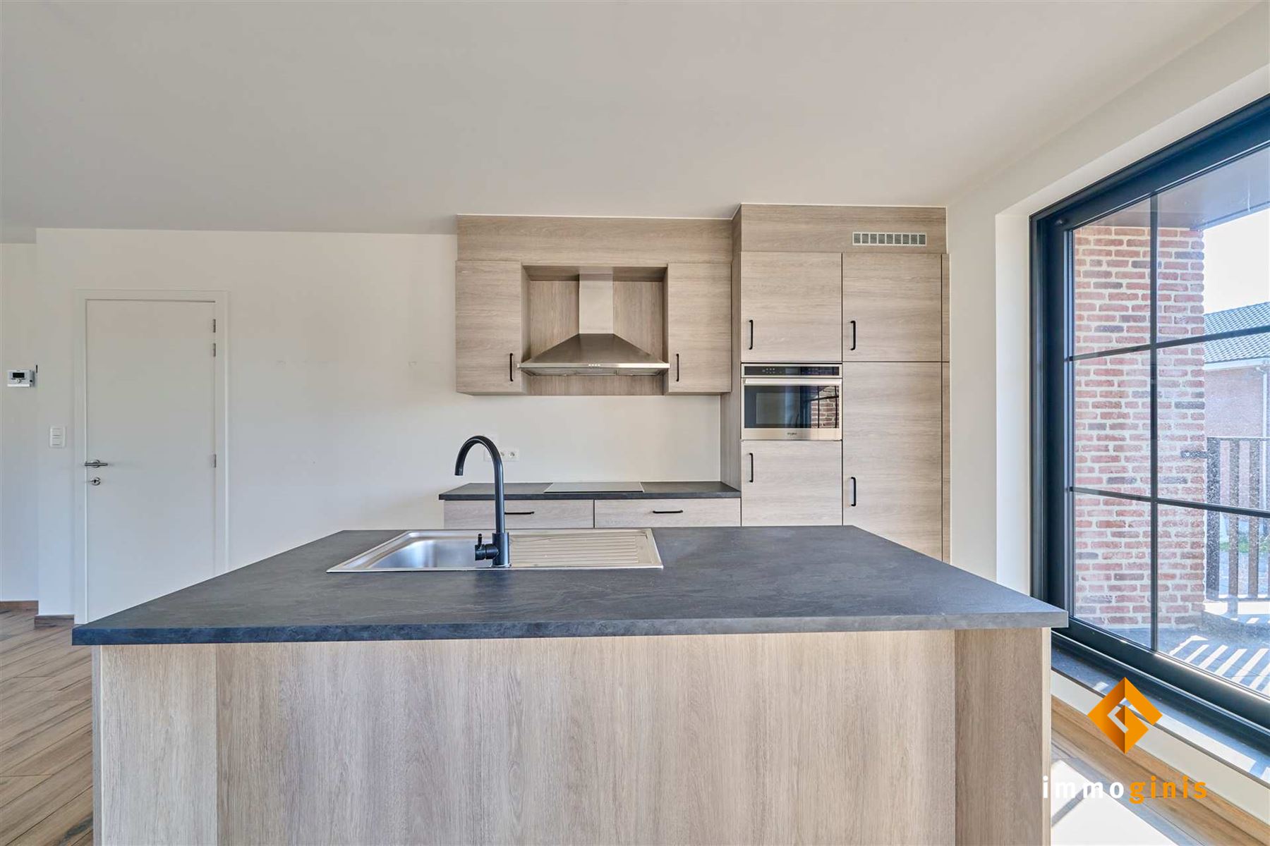 Ruim duplexappartement met 2 slaapkamers, groot terras, kelderberging en carport. - foto 3