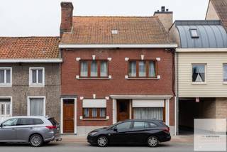 Bent u op zoek naar een ruime woning met tal van mogelijkheden? Deze gesloten bebouwing, centraal gelegen in Ursel, biedt een uitstekende basis voor wie zelf de handen uit de mouwen wil steken of op zoek is naar een interessante investering.<br /><br />De woning beschikt over vier volwaardige slaapkamers en een praktische indeling. Achteraan vindt u een koer waar u gezellig buiten kan zitten, evenals een handige werkruimte/berging. De tuin is bovendien bereikbaar via een zijliggende doorgang, waardoor u niet door de woning hoeft te gaan – een extra troef voor fietsen of tuinmateriaal.<br /><br />Daarnaast is er een zolder aanwezig met de mogelijkheid tot verdere inrichting, wat extra woonruimte kan creëren.<br /><br />De woning wordt momenteel verhuurd aan een correcte huurder, wat ze ook interessant maakt als opbrengsteigendom. <br />Uiteraard is ze eveneens geschikt voor eigen bewoning.<br /><br />Hou er rekening mee dat de woning nood heeft aan renovatiewerken om ze naar hedendaagse normen te brengen. Door de beperkte isolatie is de EPC-score momenteel hoog.<br /><br />Parkeren kan vlot in de straat.<br /><br />Indeling:<br />- Gelijkvloers:<br />Leefruimte, gesloten ingerichte keuken, apart toilet, slaapkamer/bureau, buitenberging, terras met tuintje<br />- Eerste verdieping:<br />Nachthal, 3 slaapkamers, badkamer<br />- 2de verdieping:<br />Zolder met mogelijkheid tot inrichten van 5de kamer<br /><br />Interesse in deze woning met potentieel? <br />Neem gerust contact op voor meer informatie of een bezoek!