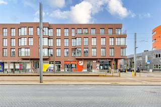 <p><span>Recent (2009) instapklaar met </span><span>1 slaapkamer</span><span> appartement en </span><span>ruim terras</span><span> aan de stadsrand te </span><span>2020 Antwerpe</span><span>n.</span></p><p><span>Gelegen nabij openbaar vervoer, winkels (Abdijstraat en Tir), restaurants en scholen.</span></p><p><span> </span></p><p><span>Indeling :</span></p><p><span> </span></p><p><span>- inkomhal met gastentoilet</span></p><p><span>- woonkamer</span></p><p><span>- leefkeuken</span></p><p><span>- terras aansluitend aan de woonkamer</span></p><p><span>- grote kelder</span></p><p><span>- slaapkamer</span></p><p><span>- ensuite badkamer</span></p><p><span> </span></p><p><span> </span></p><p><span>Troeven:</span></p><p><span>- elektrische installatie conform AREI (13/9/2038)</span></p><p><span>- lift</span></p><p><span>- gunstig EPC-attest</span></p><p><span>- centrale verwarming op gas </span></p><p><span>- beschikbaar bij akte</span></p><p><span>- lage vaste kosten (voorschot 130/maand)</span></p><p><span> </span></p><p><span> </span></p><p><span>Ben jij geïnteresseerd in dit huis te koop in Antwerpen, ben je op zoek naar ander vastgoed of wens je de waarde van jouw eigendom te kennen? Dan ben je bij BOLT immo aan het juiste adres! Wij helpen jou graag verder.</span></p><p><span> </span></p>