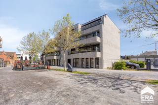 br&gt;Prachtig ruim (137m²) gelijkvloers appartement met 2 (mogelijks 3) slaapkamers en groot terras.<br />Gelegen in hartje Lommel.<br />Aparte kantoorruimte met eigen ingang.