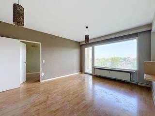 À vendre – Appartement 1 chambre avec grande terrasse – Evere <br /><br />Situé à Evere, dans un quartier résidentiel recherché à proximité immédiate de l’OTAN, de l’aéroport de Bruxelles et des institutions européennes, cet appartement 1 chambre de ±55 m² avec grande terrasse représente une belle opportunité pour un premier achat ou un investissement immobilier.<br /><br />Au 5ᵉ étage d’une copropriété bien entretenue (immeuble de 1965), ce bien bénéficie d’une belle luminosité, d’une vue dégagée et d’un environnement calme et stratégique.<br /><br />Composition du bien :<br /><br />Séjour lumineux ±22 m² avec accès terrasse<br />Cuisine séparée ±7 m²<br />Chambre ±10 m²<br />Salle de bains ±4 m²<br />Débarras ±3 m²<br />Hall d’entrée ±5 m²<br />Grande terrasse<br />Surface totale : ±55 m²<br /><br />Atouts :<br /><br />Appartement 1 chambre avec grande terrasse à Evere<br />Excellent emplacement : OTAN, aéroport, Commission européenne<br />Quartier très demandé à Bruxelles<br />Bonne performance énergétique (PEB C)<br />Copropriété ayant bénéficié de travaux récents (isolation + chaudière cogénération)<br />Idéal investissement locatif ou premier achat<br /><br />Informations complémentaires :<br /><br />PEB : C<br />Électricité non conforme<br />Charges communes : ±200 à 250 €/mois<br />Immeuble rénové énergétiquement<br />Année de construction : 1965<br /><br />Bien situé dans un secteur stratégique de Bruxelles, proche de Schaerbeek, Woluwe et du centre-ville, avec accès rapide aux transports et axes principaux.<br /><br />Présenté par We Invest Bruxelles-Europe<br />Visites uniquement sur rendez-vous avec Fred Top<br /><br />Appartement 1 chambre à vendre à Evere – opportunité rare avec terrasse dans un quartier à forte demande.