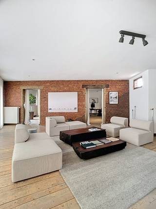 Deze loft is gelegen op de tweede verdieping van een kleinschalig gebouw en is bereikbaar via de trap. De keuken is volledig uitgerust met een koelkast, vaatwasser, oven en kookplaat. Er is een aparte bureauruimte, die momenteel als slaapkamer wordt gebruikt. Maar het pand kan ook dienen als kantoor/showroom.<br /><br />De badkamer beschikt over een apart toilet en er is een praktische bergruimte met aansluiting voor een wasmachine.<br /><br />De Jonghelinckstraat is een rustige zijstraat van de Broederminstraat. Op wandelafstand bevindt zich supermarkt Colruyt en op slechts vijf minuten wandelen ligt de Troonplaats, met een ruim aanbod aan cafés en restaurants. Dankzij de nabijheid van de Amerikalei is ook de Antwerpse ring vlot bereikbaar.<br /><br />Fietsen kunnen veilig gestald worden achter de inkompoort. Daarnaast bestaat de mogelijkheid om overdekte autostaanplaatsen te huren in nabijgelegen panden.<br /><br />Onmiddellijk beschikbaar, gemeenschappelijke kosten: €150/maand en nutsvoorzieningen individueel.