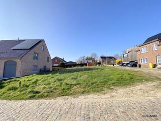 In het landelijke Kerkom, deelgemeente van Boutersem, bieden wij u deze BOUWGROND aan voor open bebouwing, met een oppervlakte van 5a 69ca...