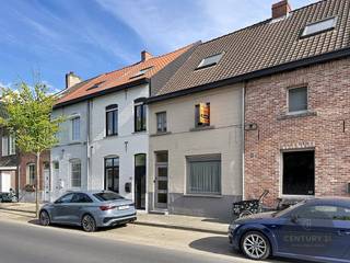 Deze stadswoning is gelegen te Sint-Andries, met een zeer vlotte verbinding vlak aan de expresweg . Allerlei faciliteiten in de nabije omgeving! <br /><br />De woning bestaat uit een inkomhal, voorplaats (woonkamer), de eetkamer en een halfopen keuken. Achteraan de woning, aansluitend aan de keuken is een badkamer. <br />Via de keuken is een deur naar de diepe achtertuin, Zuid-gericht, aangelegd met gras en diverse bloemen. Twee buitenruimtes / bergingen.<br /><br />Op het eerste verdiep zijn 2 ruime slaapkamers.<br />Zolderverdiep te bereiken met vaste trap, kan opnieuw gebruikt worden als mooie ruime suite slaapkamer. <br /><br />Mits renovatie is dit een ZEER mooie en ruime rijwoning, op een absolute perfecte locatie voor wie vlot binnen en uit Brugge moet geraken.<br /><br />DAK REEDS VERNIEUWD - dakgebinte (balken), dakpannen, en veluxen.<br /><br />(GEEN RENOVATIEPLICHT!)