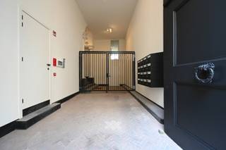 In Edelhof, een volledig gerenoveerd stadspaleis uit 1759, pal in het hart van Gent, wacht deze multifunctionele, polyvalente ruimte van liefst 382 m² op een nieuwe invulling.<br /><br />Dit majestueuze gebouw is gelegen in de kern van het historische hart van Gent. Een unieke plek in het kloppend hart van de stad, omringd door gezellige cafés, restaurants, winkels en cultuur. Dankzij de uitstekende bereikbaarheid, mede door het wijdvertakte netwerk van trams, bussen en fietsroutes, bereik je Edelhof in een mum van tijd. Ook met de wagen bereik je Edelhof vlot dankzij de rechtstreekse toegang vanaf het oprittencomplex aan Gent-Zuid.<br /><br />Deze riante ruimte straalt enorm veel geschiedenis uit en kan naar eigen smaak worden ingericht voor diverse functies, zowel commercieel als kantoorfuncties, waaronder dienstverlening, detailhandel, praktijkruimtes, vrije beroepen en ateliers. Activiteiten die niet stroken met de standing van het gebouw of hinderlijk zijn voor de bovenliggende appartementen, zijn evident niet opportuun.<br /><br />Het gebouw werd de voorbije 6 jaar volledig gerenoveerd en omgevormd tot zes studio’s, negen appartementen, een groot gedeeld dakterras en deze multifunctionele kelderverdieping. <br /><br />De polyvalente ruimte is toegankelijk via de grote toegangspoort en de monumentale inkomhal met zowel de lift als de trap. Er is tevens een rechtstreekse inkom vanaf de straat voor uw cliënteel en/of uw gasten. 