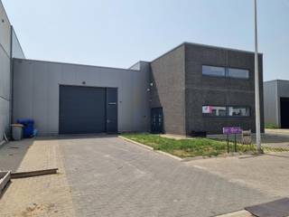 Dit recent bedrijfsgebouw met 540m² magazijnruimte beschikt over twee mooie kantoorruimtes (totaal 85m²) en sanitair. Het pand is gelegen op...