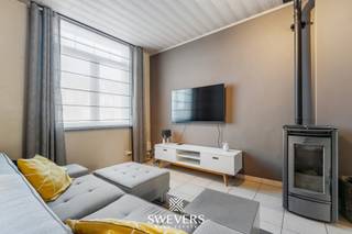 Voor meer info en foto’s, surf naar www.swevers.be – verzorgde en gerenoveerde rijwoning met centrale ligging aan de Lommelsesteenweg 50 in Leopoldsburg. De woning werd oorspronkelijk gebouwd in 1936, grondig gerenoveerd in 2010 en voorzien van nieuwe beglazing in 2018. Met een bewoonbare oppervlakte van ongeveer 130 m² biedt deze woning een praktische indeling en verrassend veel ruimte. Via de inkomhal bereikt u de ruime leefruimte van ca. 34 m² met plaats voor een gezellige zithoek en eetkamer. Aansluitend bevindt zich de keuken van 13,7 m² met rechtstreekse toegang tot de tuin. Verder zijn er op het gelijkvloers een badkamer en een praktische berging. Op de eerste verdieping bevinden zich twee volwaardige slaapkamers van ca. 16,4 m² en 12,9 m². De ruime zolder van ongeveer 30 m², bereikbaar via een vaste trap, kan mits afwerking ingericht worden als derde slaapkamer, hobbyruimte, bureau of extra leefruimte. Het perceel van 2 are 24 centiare beschikt over een oostgerichte tuin waar u in alle rust van het buitenleven geniet. Ook technisch zit het goed: het dak werd vernieuwd tijdens de renovatie, alle ramen werden vervangen in 2018 en de elektriciteit is conform. Dankzij de centrale ligging bevinden scholen zich op ca. 600 meter en winkels, horeca en openbaar vervoer op ongeveer 1 kilometer. Ook de snelweg ligt vlot bereikbaar op ca. 11 kilometer. Een ideale woning voor starters, gezinnen of wie op zoek is naar een instapklare woning met uitbreidingsmogelijkheden. Voor meer informatie, bel 011 255 155. Bron bewoonbare oppervlakte: EPC – verslag. Dit pand is onderworpen aan de renovatieverplichting van de Vlaamse overheid voor residentiële gebouwen (behoudens bij sloop binnen 5 jaar na de aankoop). Consulteer voor meer informatie de website van het Vlaams Energie- en Klimaatagentschap via https://www.vlaanderen.be/een-huis-of-appartement-kopen/renovatieverplichting-voor-residentiele-gebouwen.