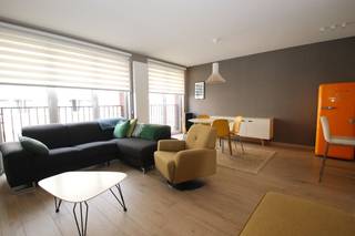 Dit zalig éénslaapkamer-appartement zal u overtuigen met zijn volgende troeven:🧡 Betreft een nieuwbouw van 2013; een kleinschalige mede-eigendom met...