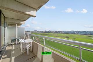Dit ruim tweeslaapkamerappartement bevindt zich op de perfecte locatie te Oostende. U bereikt in een handomdraai het centrum en heeft een vlotte verbinding met de omliggende gemeenten. Daarenboven bevinden het strand en de dijk zich op enkele passen van het appartement. U geniet heel de dag door van het zeezicht vanuit de ruime leefkamer met aansluitend terras. Verder is er hier nog plek voor een eethoek en keuken. <br /><br />Achterin het appartement is er een badkamer, berging en apart toilet. Er zijn twee volwaardige slaapkamers aanwezig alsook een derde, polyvalente kamer. U heeft hier aan de achterzijde een riant terras. Vanop dit terras geniet u van een fenomenaal en wijds zicht over de golf van Oostende. <br /><br />Tot slot is er een ruime fietsenstalling aanwezig in het gebouw. <br /><br />Bent u op zoek naar de perfecte uitvalsbasis aan de kust? <br /><br />Aarzel dan niet en neem contact op voor meer info of een afspraak! <br /><br />
