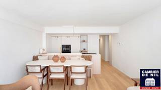 Mooi gerenoveerd appartement uitgevend op het Manitobaplein in Duinbergen.Afgewerkt met kwalitatieve en tijdloze materialen met een prachtig...