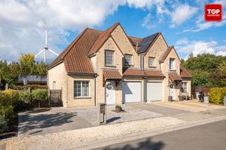 Deze instapklare woning is gelegen in een rustige, kindvriendelijke woonwijk en bevindt zich in een doodlopende straat. <br />De woning zich op slechts een steenworp van alle nodige voorzieningen zoals scholen, winkels en openbaar vervoer. Dankzij de nabijheid van de R4 geniet u van een uitstekende verbinding van en naar Gent en omliggende gemeenten.<br /><br />Bij het betreden van de woning komt u binnen in de inkomhal met apart toilet. Verder gaat u via de inkomhal naar de lichtrijke woonkamer, de inpandige garage (met sectionale poort) en de bovenverdieping. <br />De ruime leefruimte baadt in het natuurlijke licht en kijkt uit op de groene tuin, aansluitend aan de woonkamer bevindt zich de volledig uitgeruste keuken, voorzien van alle hedendaagse comfort en met directe toegang tot het aangelegd terras met recente zonneluifel. De woning is voorzien van rolluiken, ook boven aan de dakramen, een waterontkalker en centraal stofzuigersysteem.<br /><br />De tuin is onderhoudsvriendelijk aangelegd. Achteraan de tuin staat een praktisch tuinhuis, uitgerust met zonnepanelen. Extra troef: de tuin grenst aan een groenzone, wat het uitzicht en de privacy ten goede komt.<br /><br />Op de eerste verdieping bevinden zich drie volwaardige slaapkamers (allemaal met parket voorzien) en een badkamer met zowel een ligbad als een douche. Daarnaast beschikt de woning over een ruime zolder, ideaal voor extra bergruimte.<br /><br />Beschikbaar uiterlijk 30/6/26.<br /><br />Contacteer Top Vastgoed voor een bezoek op 0475 700 700.