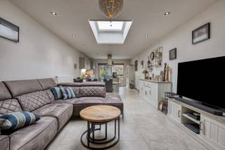 <span><span>In de Kouterweg te Emelgem bieden wij u deze gezellig ingerichte rijwoning aan, gelegen op een rustige locatie met een vlotte verbinding naar het centrum van Izegem, winkels, scholen en belangrijke invalswegen.<br /><br />Deze woning combineert wooncomfort met een praktische indeling en een aangename leefomgeving. Dankzij de grote raampartijen geniet u van een<strong> lichtrijke leefruimte</strong> die zorgt voor een open en ruimtelijk gevoel.<br />Ook beschikt het eigendom over een ruime <strong>slaapkamer met dressing</strong> en de mogelijkheid tot <strong>een 2de ruime slaapinrichting</strong>. Daarnaast is er vooraan een technische wasruimte die tevens dienst doet als fietsenberging en voorzien is van een sectionale poort.<br />Ook op vlak van duurzaamheid heeft deze woning heel wat te bieden dankzij de aanwezigheid van 6 zonnepanelen, een <strong>regenwaterput en putwater</strong>.<br /><strong>Ideaal voor starters of als investeringspand</strong><br /><br /><u>Indeling:</u></span></span>
<ul>
<li><span><span>Gelijkvloers: inkomhal – lichtrijke leefruimte met open ingerichte keuken – toilet - badkamer – technische wasruimte/fietsenberging met sectionale poort - gezellige tuin en terras</span></span></li>
<li><span><span>Eerste verdieping: slaapkamer - dressing – apart toilet.</span></span></li>
<li><span><span>Tweede verdieping: slaapkamer of polyvalente ruimte.</span></span></li>
</ul>
<span><span><u>Troeven:</u></span></span>
<ul>
<li><span><span>Lichtrijke leefruimte;</span></span></li>
<li><span><span>Polyvalente ruimte;</span></span></li>
<li><span><span>Technische ruimte/fietsenberging met sectionale poort;</span></span></li>
<li><span><span>Regenwater en putwater;</span></span></li>
<li><span><span><strong>6 zonnepanelen</strong>;</span></span></li>
<li><span><span><strong>Volledig gerenoveerd</strong>;</span></span></li>
<li><span><span><strong>EPC B</strong>: 127 kWh/m²jaar; </span></span></li>
<li><span><span>Elektrisch bediende rolluiken</span></span></li>
</ul>
<span><span> Hebben we uw interesse gewekt? Wenst u meer info of een bezoek ter plaatse? Aarzel dan niet en contacteer ons kantoor op het nummer 051 50 11 51 of mail naar info@diksimmo.be.</span></span>