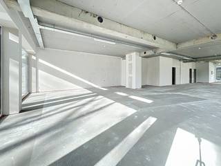 In het prestigieuze nieuwbouwproject Groenloo, gelegen op de voormalige Kodaksite in Vilvoorde, bieden wij nog 5 moderne kantoorruimtes te huur aan. Deze unieke locatie combineert een vlotte bereikbaarheid met een groene, hedendaagse werkomgeving.Kenmerken:- Oppervlakte: 237,7 m²- Huurprijs: € 2.377 / maand- Casco oplevering: volledige vrijheid om de ruimte naar eigen smaak en noden in te richten- Moderne nieuwbouw met kwalitatieve uitstraling- Gelegen in een dynamische en groeiende omgevingDaarnaast zijn er ook nog:- Staanplaatsen beschikbaar- Bergingen te huurDankzij de strategische ligging nabij belangrijke invalswegen en het centrum van Vilvoorde, is deze locatie ideaal voor ondernemingen die op zoek zijn naar een professionele en vlot bereikbare uitvalsbasis.Troeven:- Nieuwbouwproject met moderne architectuur- Flexibele invulling (casco)- Parkeermogelijkheden en extra opslagruimte- Aantrekkelijke en groene omgevingInteresse? Neem vandaag nog contact op voor meer informatie of een bezichtiging en ontdek de mogelijkheden van uw toekomstige kantoor in Groenloo!