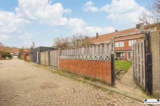 <h3><span>Living in the heart of Hoboken, close to Fort 8</span></h3><p><span>This charming family home to refresh is located in an </span><span>absolute prime location in Hoboken</span><span>. Within walking distance are Fort 8, the dog pasture, the Schoonselhof, several stores, a pharmacy, family doctor and easy public transportation. The house is located in a </span><span>quiet, residential neighborhood</span><span> where greenery, comfort and accessibility come together harmoniously.</span></p><h4><span>Layout</span></h4><p><span>Ground floor<br />Through</span><span> the spacious entrance hall with guest toilet you enter the house. Following are the </span><span>bright living space</span><span> and the kitchen, which both give out on the </span><span>cozy garden</span><span> and provide a pleasant living experience.</span></p><p><span>First floor<br />On</span><span> the second floor there are </span><span>three bedrooms</span><span> and a bathroom.</span></p><p><span>Attic floor<br />The</span><span> attic floor is already finished. Provided that a fixed staircase is installed, this space offers the possibility of creating </span><span>one or more additional rooms</span><span>.</span></p><h4><span>Extras &amp; assets</span></h4><ul><li><span>EPC: </span><span>C</span></li><li><span>At the back of the garden there is a gate with access to a </span><span>common road leading</span><span> to a garage complex</span></li><li><span>Central and green location</span><span> near all amenities</span></li><li><span>Top location</span><span> within walking distance of Fort 8, the Schoonselhof, public transport, stores and dog pasture</span></li><li><span>Garage box optional</span><span> to buy for 30.000,- EUR; an absolute added value in this neighborhood</span></li></ul><h4><span>Set price</span></h4><p><span>The listed price is a </span><span>setup price</span><span>. </span><span> This system allows any potential buyer to make an offer in a </span><span>transparent and fair way</span><span>. The seller reserves the right to accept or not to accept the highest bid. </span></p>