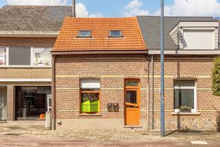 <p><span>Te renoveren woning met 2 woonentiteiten + tuin</span></p><p><span>Welkom in deze ruime eigendom met tal van mogelijkheden, centraal gelegen in Kontich. Het pand bestaat uit een gelijkvloerse woonentiteit met tuin en een afzonderlijke studio op de verdieping en vormt zo een interessante opportuniteit voor renovatie en investering.</span></p><p><span>Op het gelijkvloers bevindt zich een ruime leefruimte die aansluit op de keuken. Dankzij de grote lichtkoepel geniet deze ruimte van veel natuurlijke lichtinval. Verder beschikt het gelijkvloers over een badkamer en verschillende ruimtes die naar eigen smaak kunnen worden heringericht. Achteraan geeft de woning toegang tot de ruime privatieve tuin, die momenteel nog volledig naar eigen wens kan worden aangelegd.</span></p><p><span>Via de afzonderlijke traphal bereik je de studio op de verdieping. Deze bestaat uit een ruime open leef- en slaapruimte, een eigen keuken en badkamer. De verschillende dakramen zorgen hier voor een aangename natuurlijke lichtinval.</span></p><p><span>Het geheel is te renoveren, maar biedt daardoor net heel wat mogelijkheden voor wie het pand volledig naar eigen smaak wil moderniseren. Ook voor investeerders is dit een interessante eigendom dankzij de aanwezigheid van </span><span>2 woonentiteiten</span><span>.</span></p><p><span>EPC:</span><span><br />Gelijkvloerse woonentiteit (bus 0001): </span><span>EPC-label E 480 kWh/m²/jaar</span><span> unieke code </span><span>20230302-0002826293-RES-1</span><span>.<br />Studio (bus 0101): </span><span>EPC-label D 397 kWh/m²/jaar</span><span> unieke code </span><span>20230302-0002826347-RES-1</span><span>.</span></p><p><span>Kortom, een eigendom met veel potentieel op een centrale ligging in Kontich, interessant voor zowel eigen bewoning als investering.</span></p><p><span>Troeven:</span><span><br />· 2 woonentiteiten<br />· Gelijkvloerse woonentiteit met ruime tuin<br />· Afzonderlijke studio op de verdieping<br />· Veel natuurlijke lichtinval<br />· Interessant renovatie- en investeringspotentieel<br />· Centrale ligging in Kontich</span></p><p><span>Contact:</span><span><br />Vrijblijvend advies met gratis schatting van uw woning? Neem gerust contact met ons op.</span></p><p><span>Robin Van den Bergh<br /><span>robin@home4you.be</span></span><span><br />+32 468 23 19 79<br />7/7 bereikbaar</span></p>