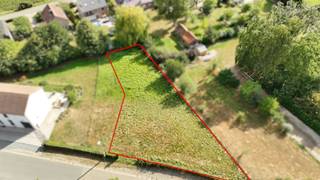 Situé au calme et non loin du centre de Rebecq, beau terrain à bâtir offrant la possibilité d'y construire une belle maison 3 façades...