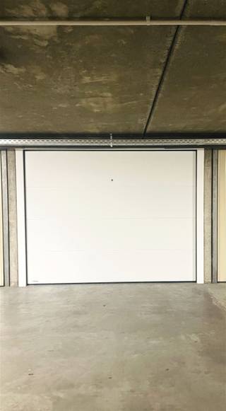 <p><span> Te Koop Garage</span></p><p><span> Gelegen aan de jachthaven onder de tennis gesloten garagebox met nieuwe poort en afstandsbediening</span></p><p><span> Br .2.85 diepte 6m.</span></p><p><span>Meer info Bel 050/41.55.50</span></p>
