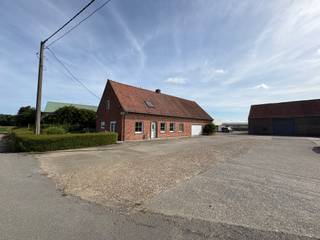 <strong>Woonst (192m² woning + 85m² aanpalende garage/berging)</strong><br />Gelijkvloers: inkom, living, keuken met zithoek, wasruimte, badkamer, berging, slaapkamer en apart toilet.<br />Eerste verdiep: 4 slaapkamers + nog in te richten open ruimte<br /><br /><strong>loods 1</strong>: 15*40= 600m² - drijfkracht<br /><strong>loods 2:</strong> 18*17= 136m² - betonvloer, drijfkracht, geïsoleerd<br /><strong>schuur + afdak</strong>: 18*13= 234m² - betonvloer, drijfkracht, geïsoleerd<br /><strong>loods 3:</strong> 20*14= 280m² - betonvloer, betonloods, drijfkracht, water, geïsoleerd<br /><br /><strong>Troeven:</strong>
<ul><li>uniek verzicht rondom</li><li>oprit tot aan woonst 200m lang</li><li>groot middenplein</li><li>2 regenputten voorzien van elk 10.000l</li></ul>
<br />Mogelijkheid om<br />4,9ha landbouwgrond bij te kopen aan 102.000 euro/ha<br />+ 3,3 ha landbouwgrond bij te kopen aan 106.000 euro/ha<br />(samen 8,2 ha mogelijk bij te kopen) <br />functiewijziging naar residentiele bewoning in aanvraag.<br />grote waterput voorzien in landbouwgrond( 50 op 50m)<br />