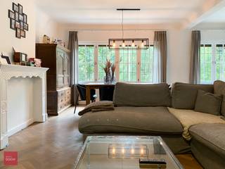 Mooie woonst met inkomhall, living (visgraatparket) en ingerichte keuken, 2 slaapkamers, badkamer, klein terras achteraan. Geen syndiek. (nota :...