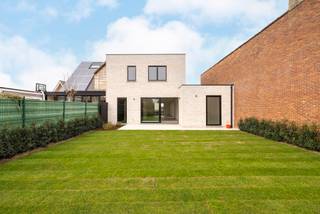 Volledig afgewerkte nieuwbouwwoning (e-peil < 10!) met 3 slaapkamers, 2 badkamers, garage en tuin, gelegen op een centrale ligging in Nijlen! <br /><br />Indeling GLV: inkomhal; apart toilet met handenwasser; lichtrijke en ruime leefruimte met zicht op voor-en achtertuin; geïnstalleerde keuken; aanpalende berging voor stockage; toegang naar de garage met automatische poort, achterdeur en mogelijkheid tot aansluiting WM/DK (24m²). <br /><br />1V: nachthal met sfeerverlichting; technische berging + wasplaats; 2 ruime slaapkamers; badkamer bevat toilet, douche en lavabo; masterbedroom met dressingruimte en ensuite badkamer met bad, douche, dubbele lavabo en toilet. <br /><br />De woning is volledig geschilderd en voorzien van lichtarmaturen (binnen en buiten), kortom volledig instapklaar! <br />De voortuin is aangelegd en omheind met oprit naar de garage; achteraan mooi terras en volledig privatieve tuin met zicht op groen. <br /><br />Algemeen: <br />- E-peil < 10 = geen betaling van onroerende voorheffing gedurende 5 jaar <br />- Vloerverwarming in ganse woning (ook in slaapkamers) <br />- Ventilatie D+ , 3 dubbele beglazing , regenwaterrecup <br />- 3 fase voorzien in garage <br />- Beschikbaar bij akte <br /><br />Bekijk zeker de 360° rondgang via onze website (+ mogelijkheid tot opmeten en ontmeubelen).<br />Alle attesten zijn beschikbaar onderaan op onze website. <br />Voor meer info of een bezoek: 0472 22 22 44 of thanee@solittvastgoed.be.