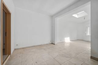 <p>Ruime gesloten bebouwing in Dendermonde/Oudegem, centraal gelegen nabij scholen en openbaar vervoer.</p>
<p>Deze grotendeels gerenoveerde woning combineert een praktische ligging met verrassend veel ruimte en comfort. Dankzij de vlotte verbinding naar winkels, scholen en openbaar vervoer geniet u hier van een ideale uitvalsbasis in het centrum van Dendermonde. De woning beschikt over maar liefst vijf slaapkamers en twee badkamers, waardoor ze perfect geschikt is voor grote gezinnen of wie extra ruimte zoekt voor hobby of thuiswerk. Het grote terras vormt een aangename buitenruimte om te ontspannen of gasten te ontvangen. Bovendien zorgen de recente renovaties voor een frisse en instapklare uitstraling.</p>
<p> </p>
<p>• Inkomhal met toegang tot de leefruimtes.<br />• Ruime woonkamer met aangename lichtinval.<br />• Functionele keuken uitgerust met keramische kookplaat, oven, dampkap, koelkast met vriesvak en spoeltafel.<br />• Praktische berging met aansluiting voor wasmachine en droogkast.<br />• Tweede berging voor extra stockage.<br />• Vijf volwaardige slaapkamers met diverse indelingsmogelijkheden.<br />• Twee badkamers voorzien van ligbad, toilet en wastafel.<br />• Groot terras met voldoende plaats voor een gezellige zithoek.<br />• Garage met automatische garagepoort.</p>
<p>• Centrale ligging nabij scholen, winkels en openbaar vervoer.<br />• Ruime woning met vijf slaapkamers, twee badkamers en groot terras.<br />• Grotendeels gerenoveerd en instapklaar.</p>
<p>Neem vandaag nog contact op met je ERA-makelaar voor een bezoek.JOUW DROOMHUIS. ZO GEVONDEN!</p>