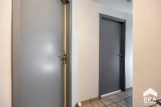 Dit gelijkvloers appartement met tuintje en garage is een leuk (investerings)pand dicht bij Lommel-centrum! Met de westgerichte tuin en woonkamer...